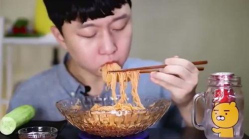 吃瓜卖面小哥,揭秘街头美食背后的传奇故事