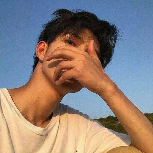 伤心男人吃瓜,情感宣泄还是逃避现实？