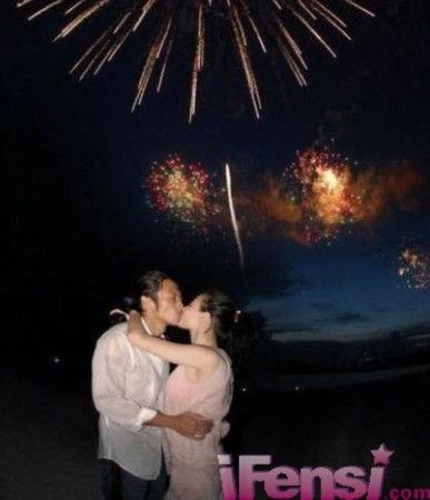 沙滩 亲热 明星