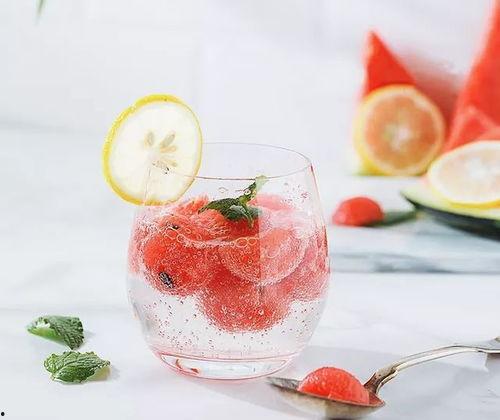 吃瓜配气泡水,吃瓜配气泡水，尽享清爽时光